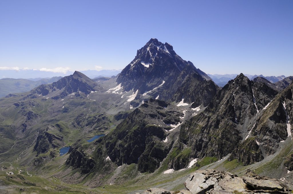 Il Monviso e, a sinistra, il Viso Mozzo a cui si accede dal Colle di Viso.