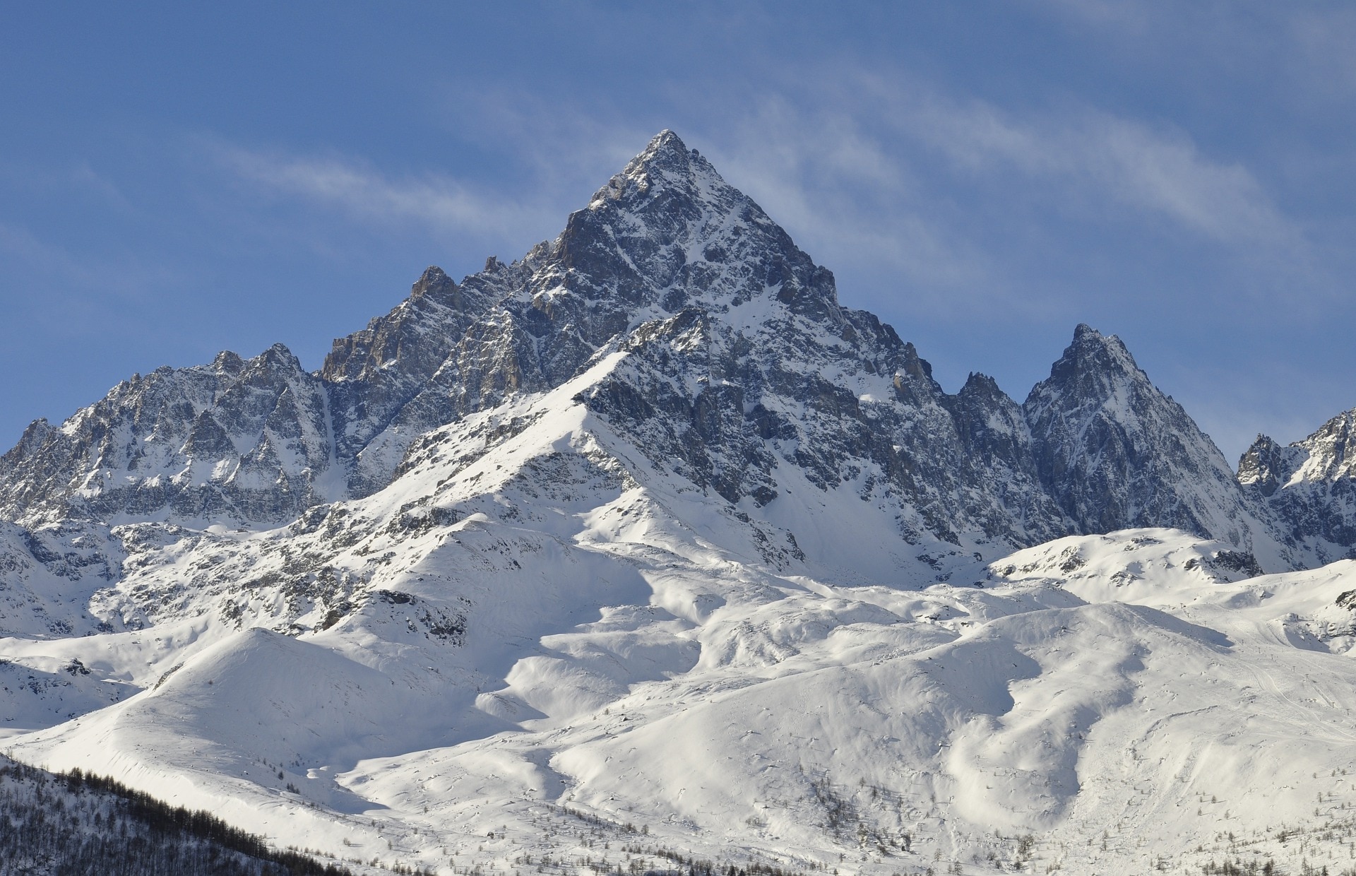 Il Monviso in veste invernale.