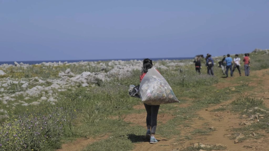 Pulizia della spiaggia di San  Vito lo Capo. Foto Riky Piana