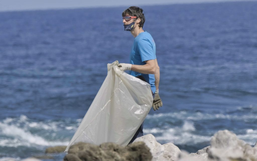 Pulizia della spiaggia di San  Vito lo Capo. Foto Riky Piana