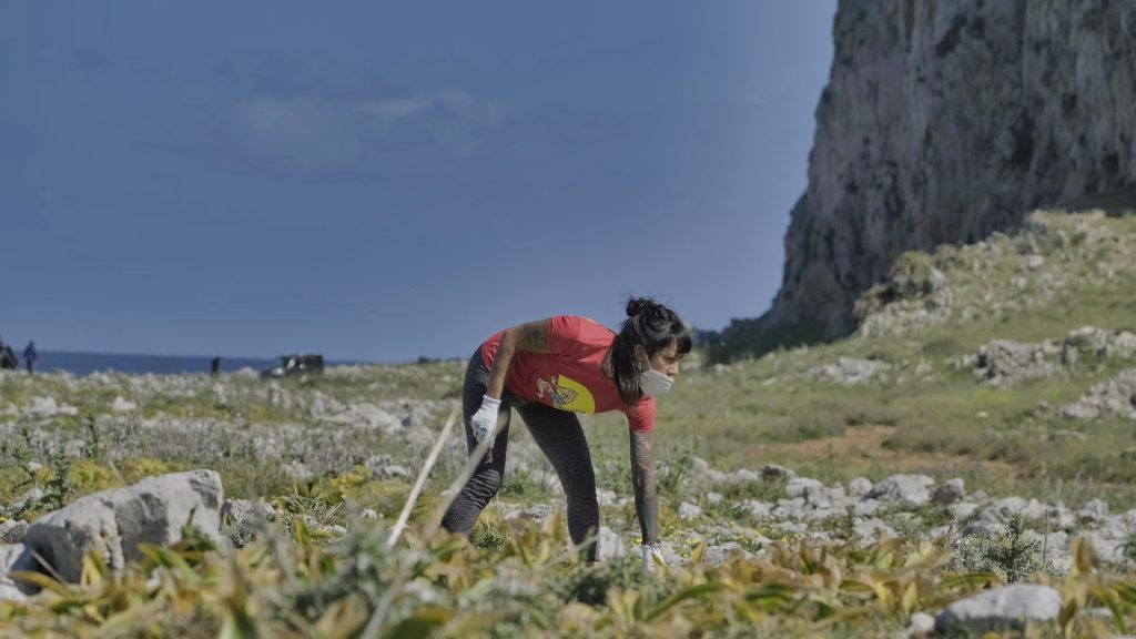 Pulizia della spiaggia di San  Vito lo Capo. Foto Riky Piana