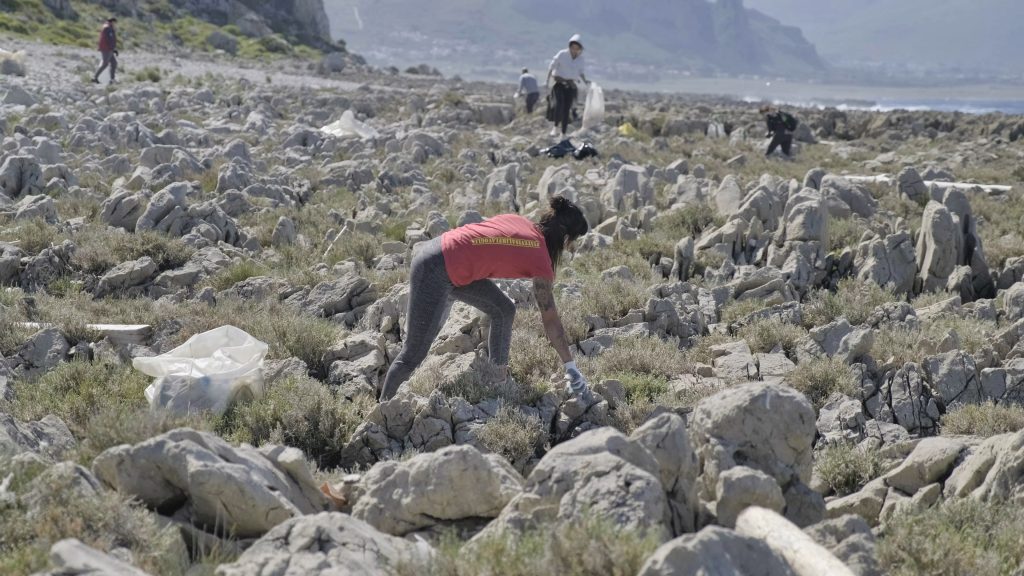 Pulizia della spiaggia di San  Vito lo Capo. Foto Riky Piana