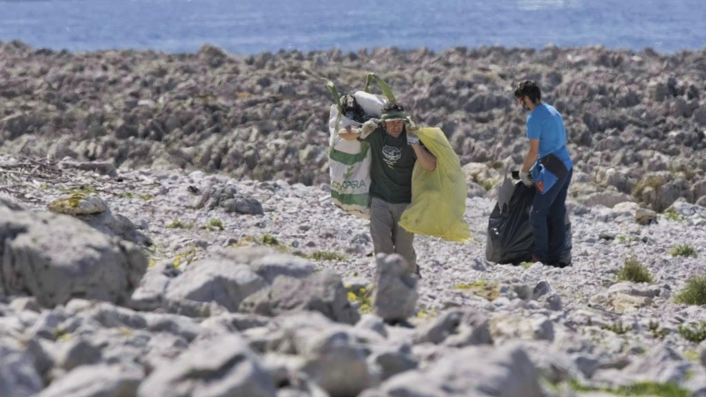 Pulizia della spiaggia di San  Vito lo Capo. Foto Riky Piana