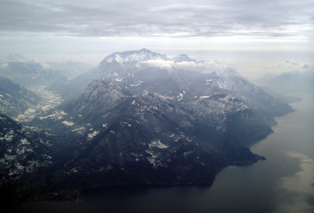 Il gruppo delle Grigne con il Lago di Como. 