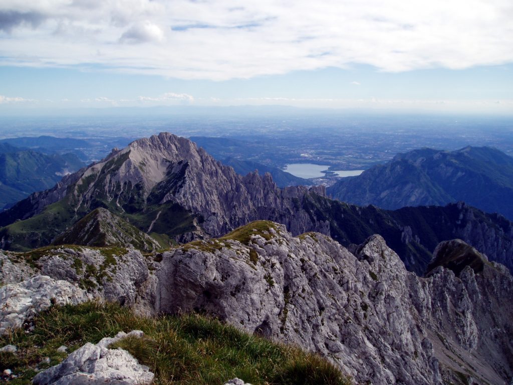 La Grigna meridionale vista dalla Grigna settentrionale. Foto @ wikimedia commons 