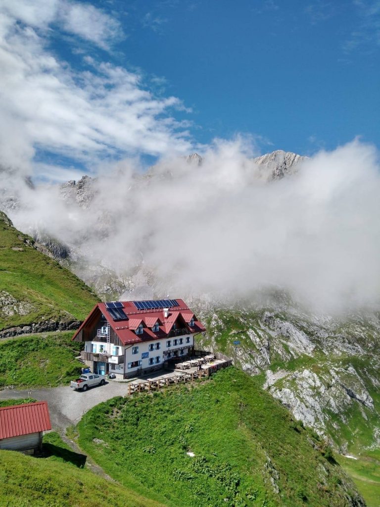 Foto FB @rifugio Marinelli ( 2122 m ) Alpi Carniche