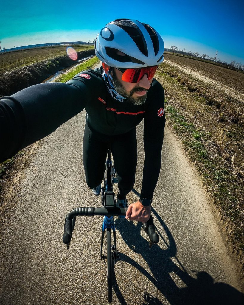 Francesco durante una pedalata invernale. Foto Facebook "Francesco Frank Lotta".