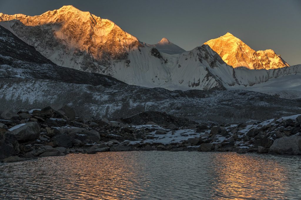 Il Baruntse e il Makalu. Foto @ wikimedia commons