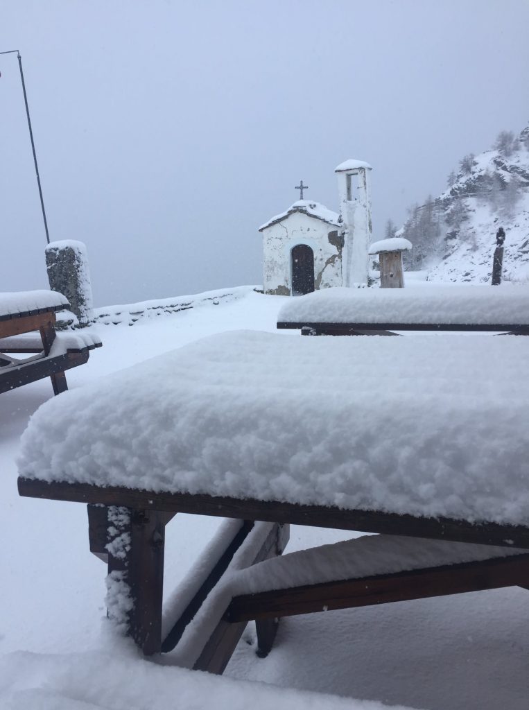 L'esterno del rifugio Selleries durante l'ultima nevicata di fine aprile. Foto Facebook rifugio Selleries.