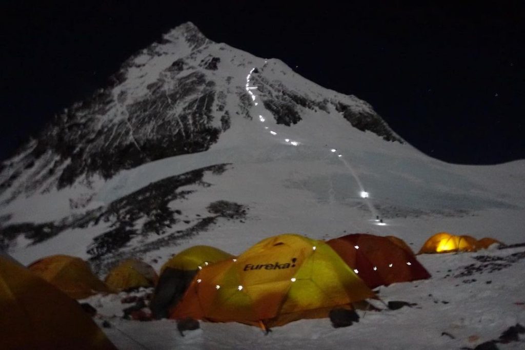Squadra sherpa di fissaggio delle corde in salita. Foto @ Colin O