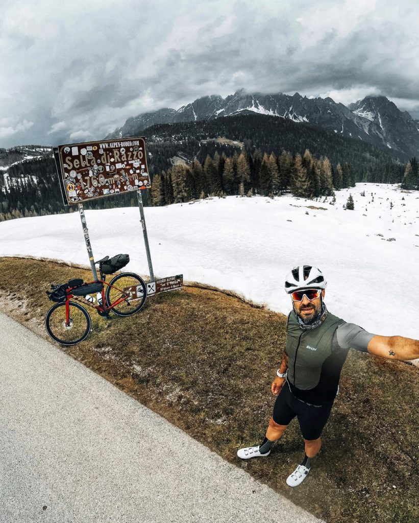 Francesco durante la traversata delle Alpi. Foto Facebook "Francesco Frank Lotta".