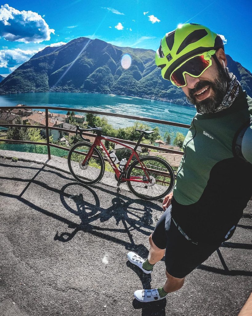 Francesco durante la traversata delle Alpi. Foto Facebook "Francesco Frank Lotta".