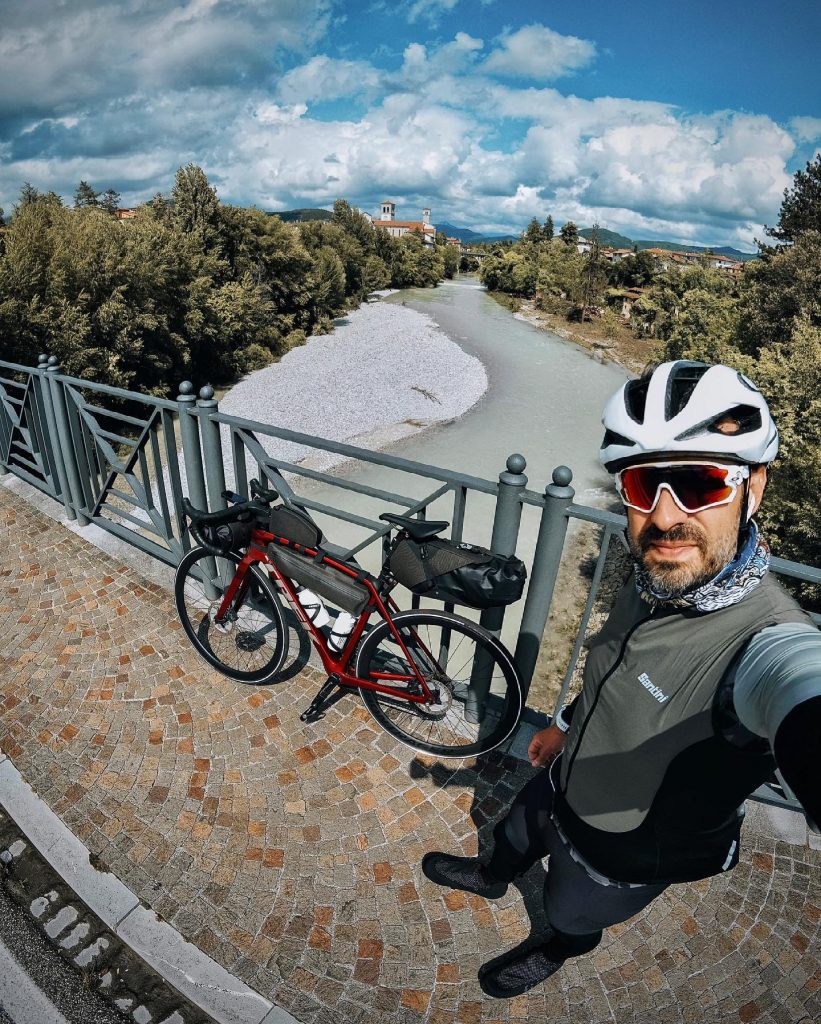 Francesco durante la traversata delle Alpi. Foto Facebook "Francesco Frank Lotta".