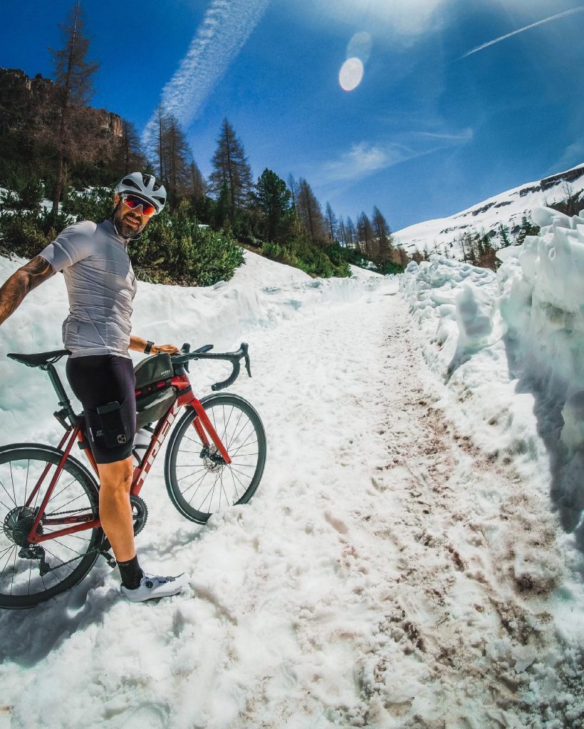 Francesco durante la traversata delle Alpi. Foto Facebook "Francesco Frank Lotta".