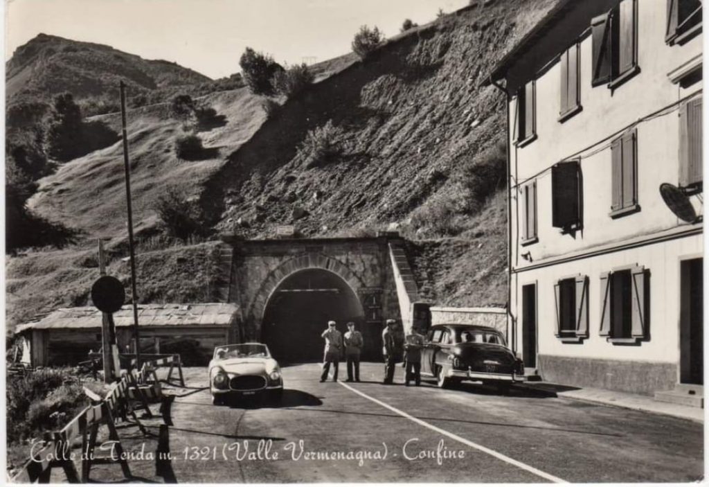 Una vecchia cartolina del Colle di Tenda (1957) - Foto Wikimedia Commons @