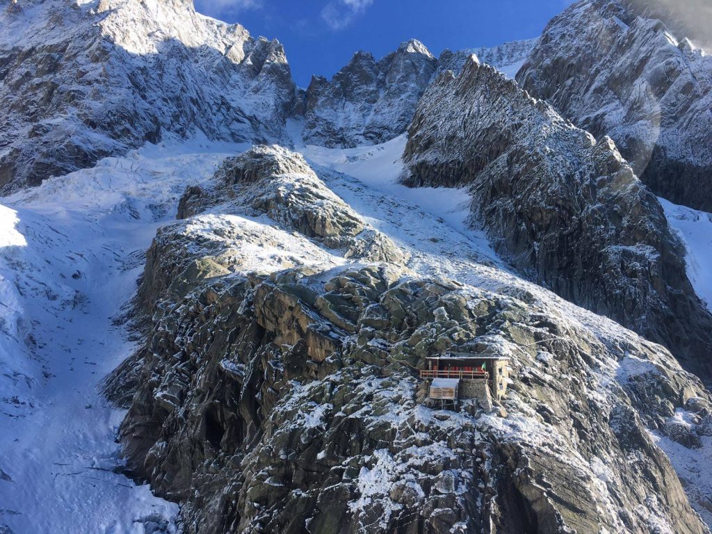 Foto FB Rifugio Boccalatte Piolti alle Grandes Jorasses
