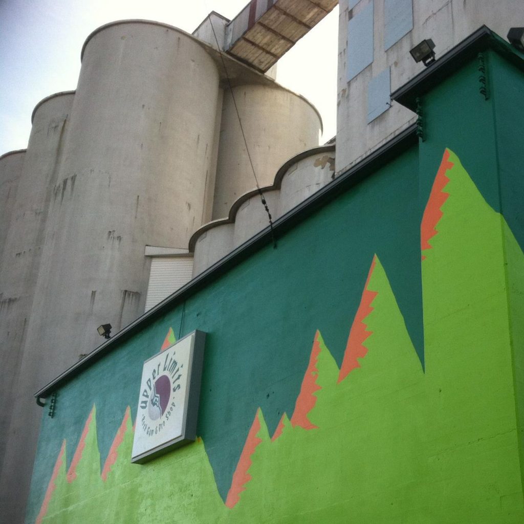 Arrampicare in un silo del grano. Foto @ Upper Limits - Bloomington FB