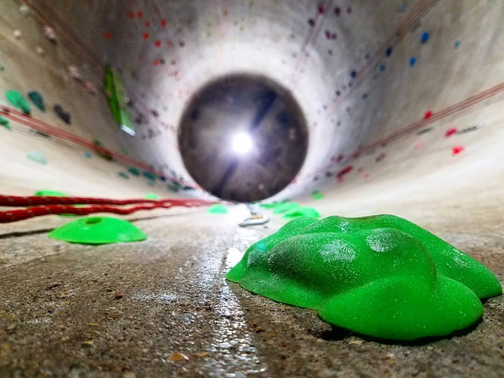 Arrampicare in un silo del grano. Foto @ Upper Limits - Bloomington FB