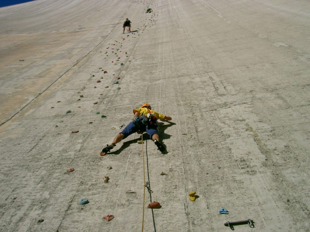 Foto @ Bellinzona e Valli Turismo FBArrampicare su una diga. Foto @ Bellinzona e Valli Turismo FB