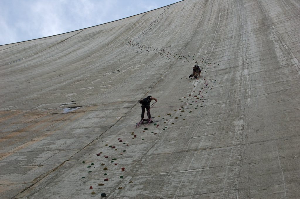 Arrampicare su una diga. Foto @ Bellinzona e Valli Turismo FB