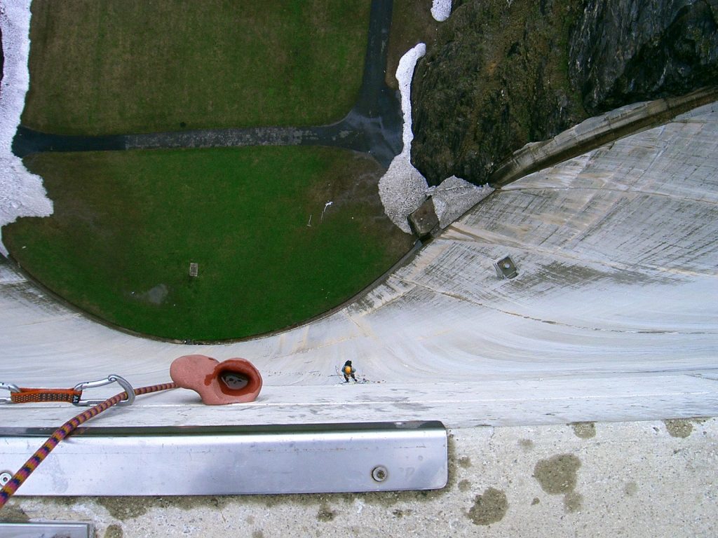Foto Arrampicare su una diga. Foto @ Bellinzona e Valli Turismo FB@ Bellinzona e Valli Turismo FB