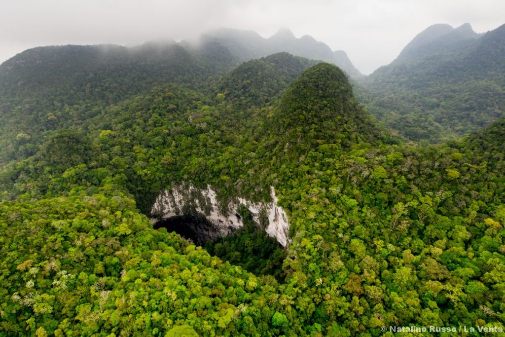 Sorvolo di un sotano. La Venta esplorazioni geografica.