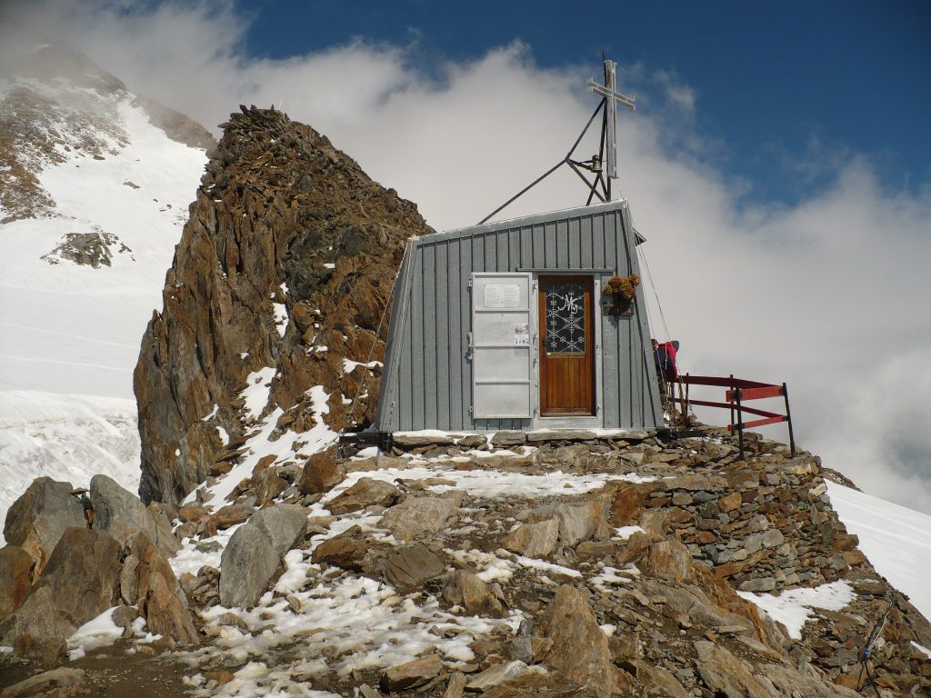 La cappella nei pressi del rifugio. foto wikimedia commons