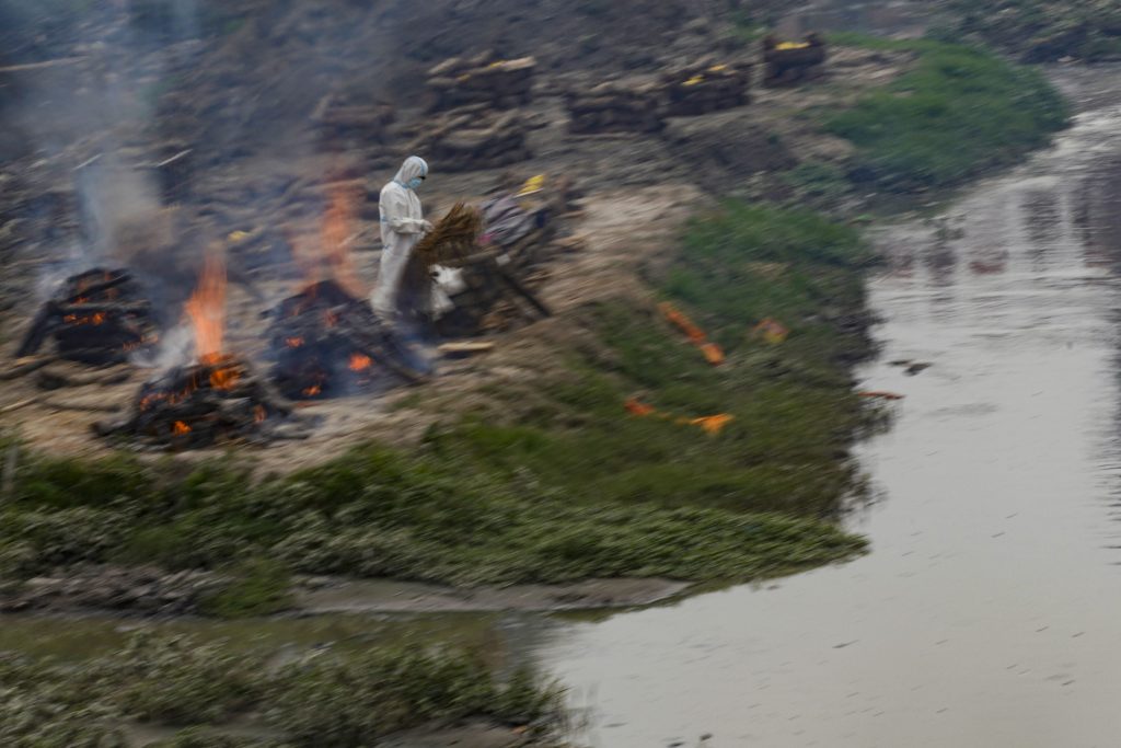 Si bruciano i morti di covi lungo le sponde del fiume Bagmati, a Kathmandu, vicino al Pashupathinath Temple. Foto @ ANSA