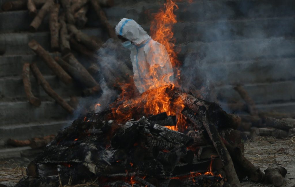Si bruciano i morti di covi lungo le sponde del fiume Bagmati, a Kathmandu, vicino al Pashupathinath Temple. Foto @ ANSA