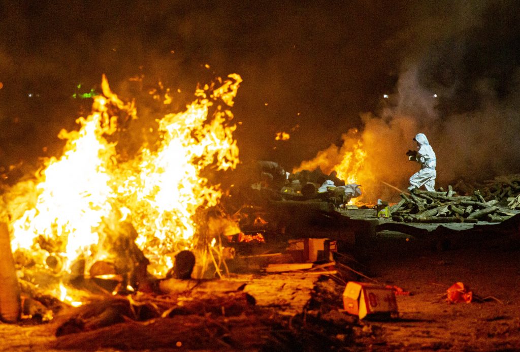 I corpi dei malati Covid sono bruciati h24. Foto @ ANSA © Sulav Shrestha/Xinhua via ZUMA Press)
