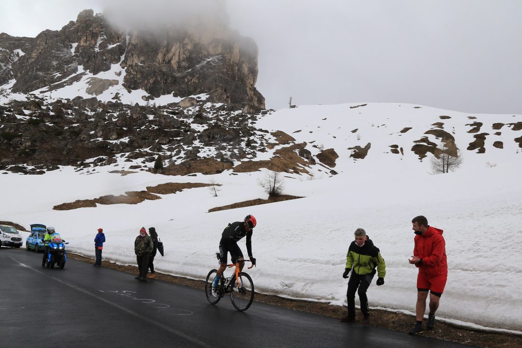 Tappa 16 Sacile-Cortina. Damiano Caruso verso il Passo Giau. Foto ESPA Photo Agency/CSM via ZUMA Wire