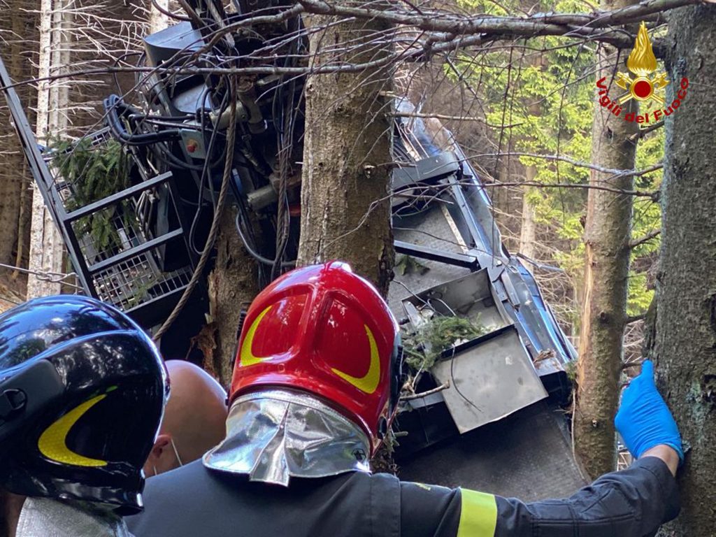 Vigili del fuoco davanti alla cabina della funivia del Mottarone precipitata domenica 23 maggio 2021. Foto @ ANSA