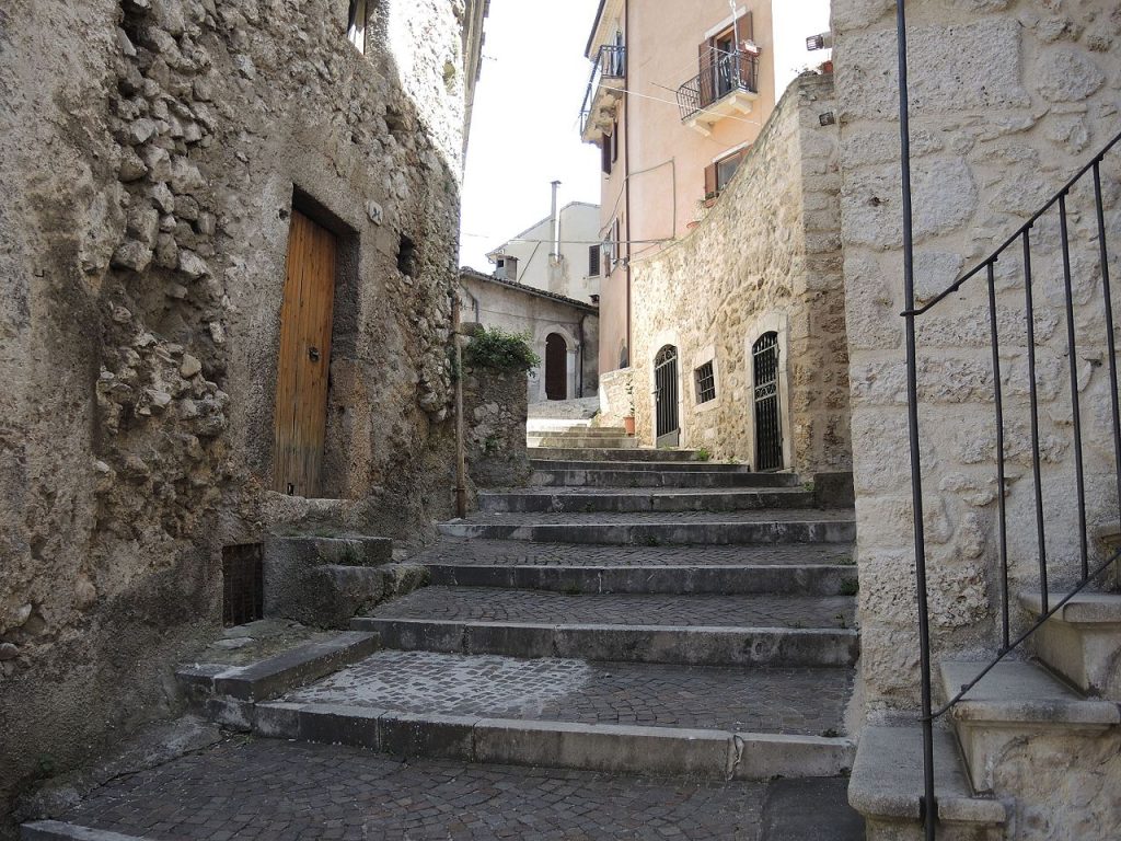 Vicoli di Pettorano sul Gizio (AQ) - Foto Wikimedia Commons @Pietro