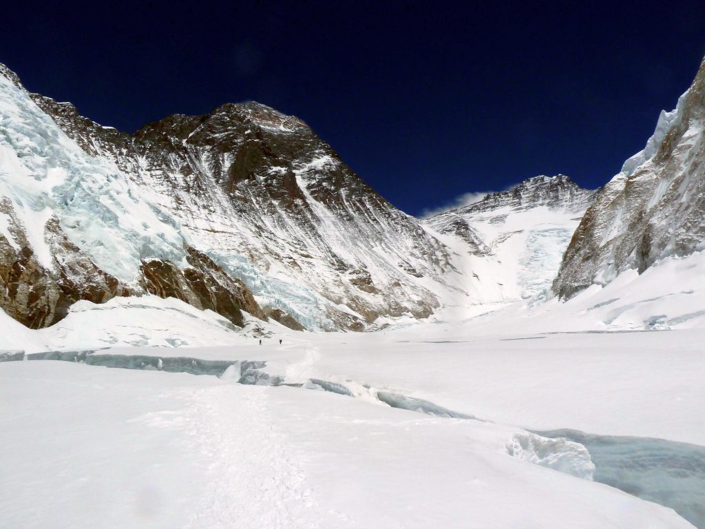 La parete sud-ovest vista dal basso, sullo sfondo il Colle Sud e a destra il Lhotse. Foto Wikimedia Commons