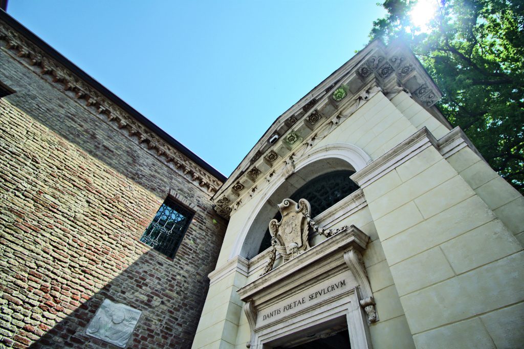 La tomba di Dante, in stile neoclassico, presso la basilica di San Francesco nel centro di Ravenna. Attorno a essa è stata istituita una zona di rispetto e di silenzio chiamata “zona dantesca”. All’interno dell’area ci sono anche il giardino con il Quadrarco di Braccioforte e i chiostri francescani, che ospitano il Museo Dantesco. Foto @ ISTOCKPHOTO