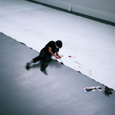 Preparazione della installazione artistica con il telo del Presena - Foto www.theinsivisiblemmmountain.com