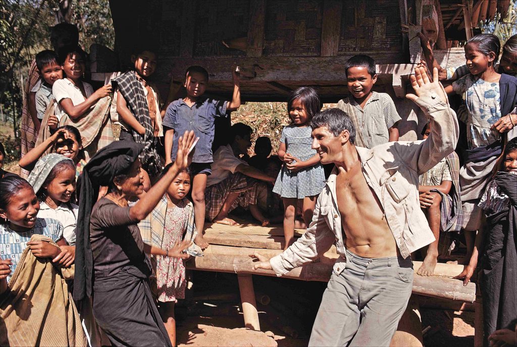 Momento di gioia, dopo la danza in onore dei defunti, nel villaggio funebre di Lemo, a Tana Toradja, nell’isola Sulawesi, Indonesia, 1968. Museo Nazionale della Montagna - CAI Torino