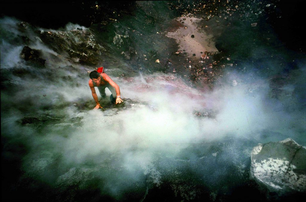 Bonatti in salita sulle pareti del vulcano Krakatoa, Indonesia, 1968. Museo Nazionale della Montagna - CAI Torino