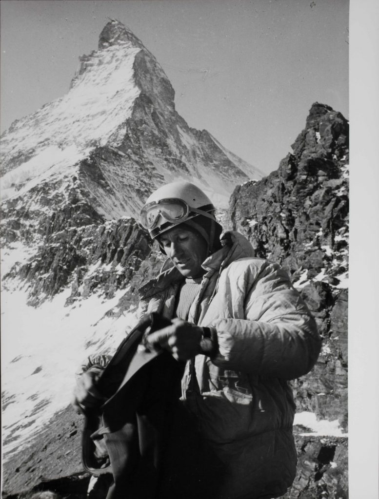 Bonatti fotografato di fronte al Cervino, dopo la sua scalata invernale solitaria del 1965. Museo Nazionale della Montagna - CAI Torino