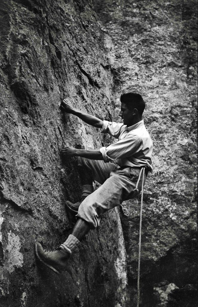 Una delle prime scalate di Bonatti sulla roccia della Grigna, autunno 1948.
Foto di Camillo Barzaghi/Museo Nazionale della Montagna - CAI Torino