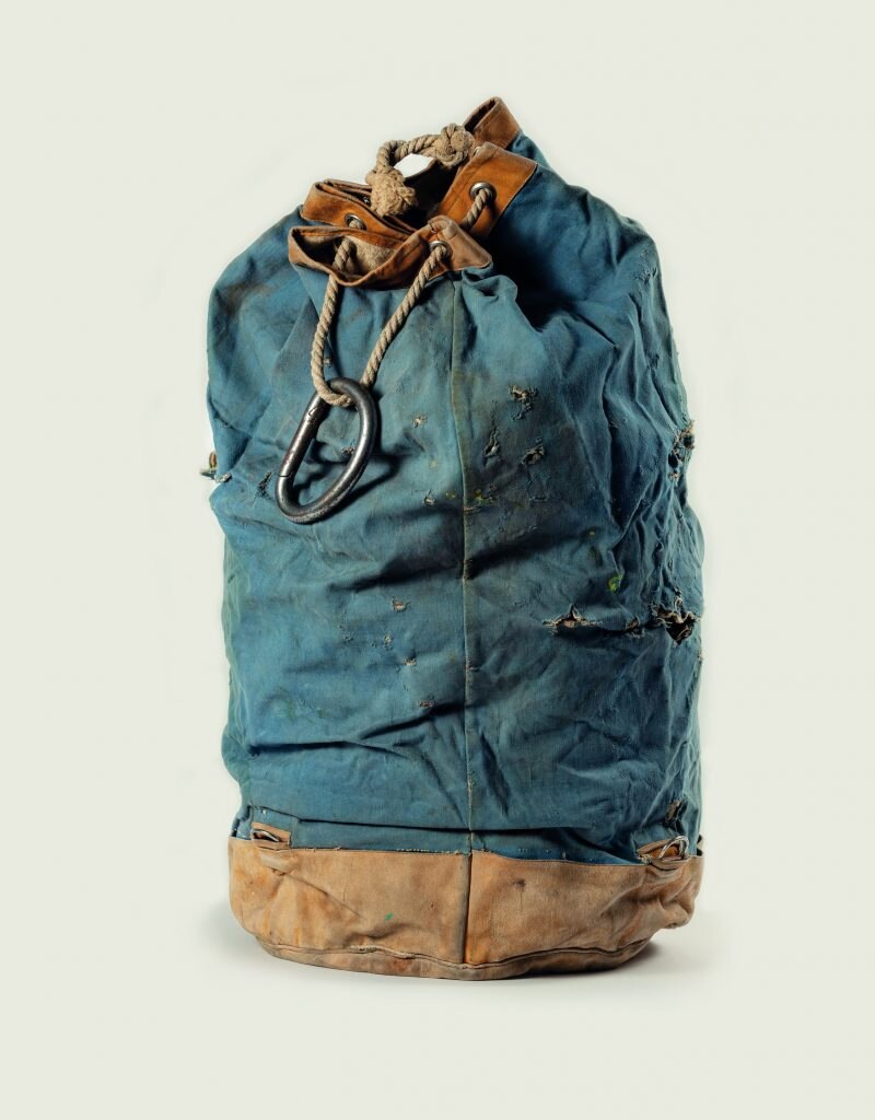 Il grande sacco cilindrico utilizzato da Bonatti durante l’apertura della sua via sul Pilastro Sud-Ovest del Petit Dru, 1955. Museo Nazionale della Montagna - CAI Torino