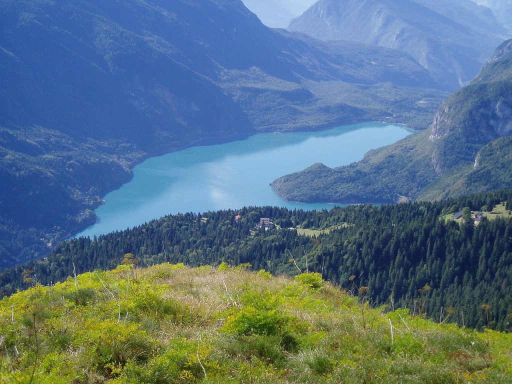 Lago di Molveno. Foto Wikimedia Commons @Hermann Schmitz