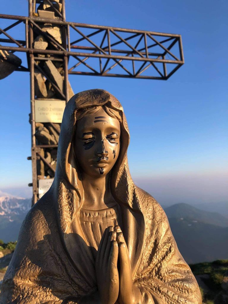 La Madonnina danneggiata con il pennarello - Foto Catalin Bratila