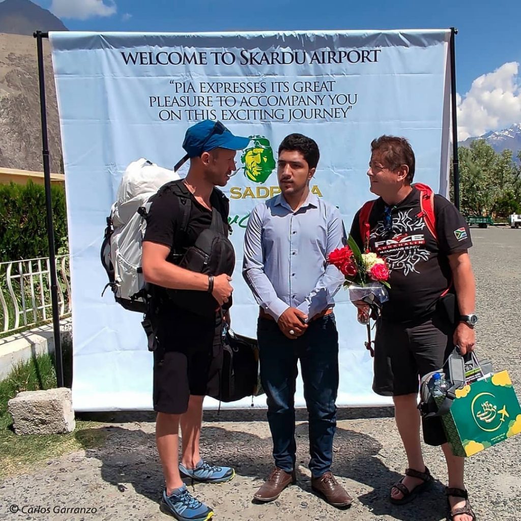 Gli alpinisti Oswald Rodrigo Pereira, Carlos Garranzo con Sajid Sadpara. Foto @ Carlos Garranzo 