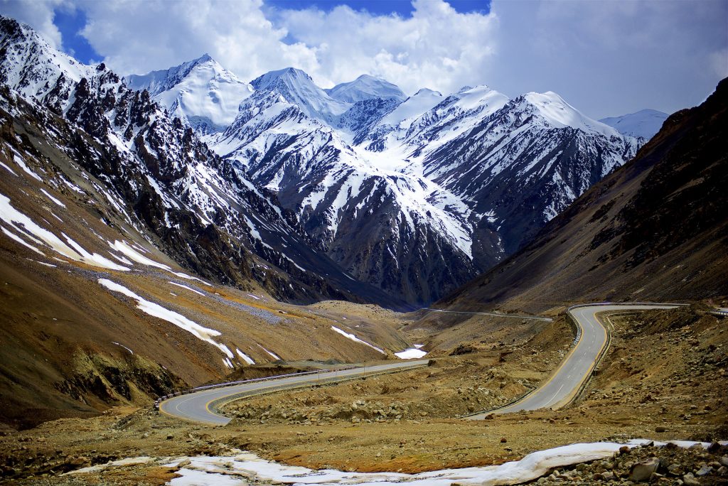 Karakorum Highway - Foto Wikimedia Commons @Najeebmahmud