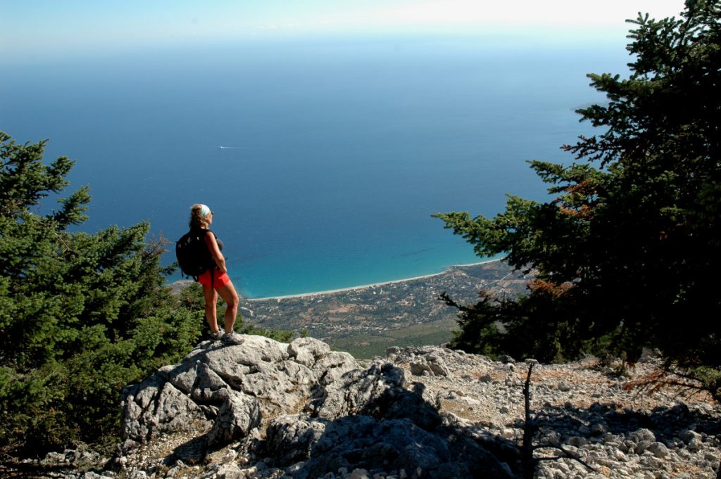 Cefalonia, la spiaggia di Lourdata dal Monte Enos