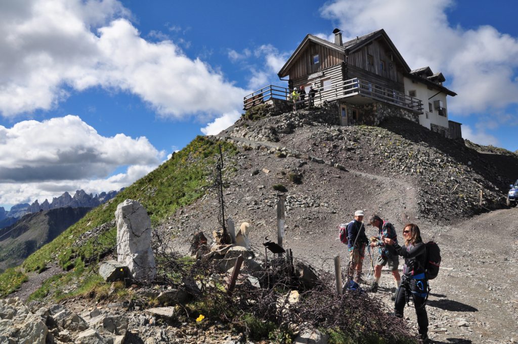 Cresta di Costabella, il rifugio Passo le Selle