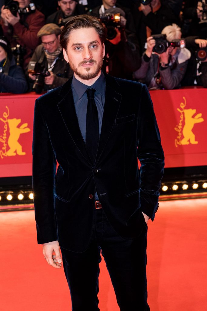 Luca Marinelli alla cerimonia di apertura del 70esimo Berlin International Film Festival (Berlinale). Foto ANSA - EPA/JENS SCHLUETER