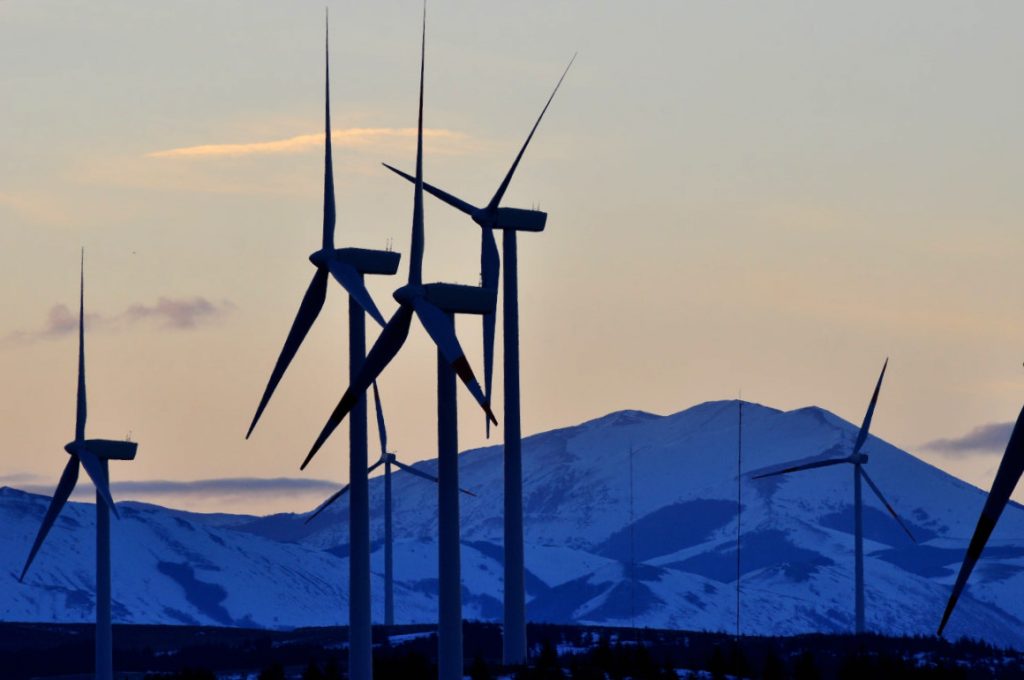 Impianti eolici ai piedi del Sirente