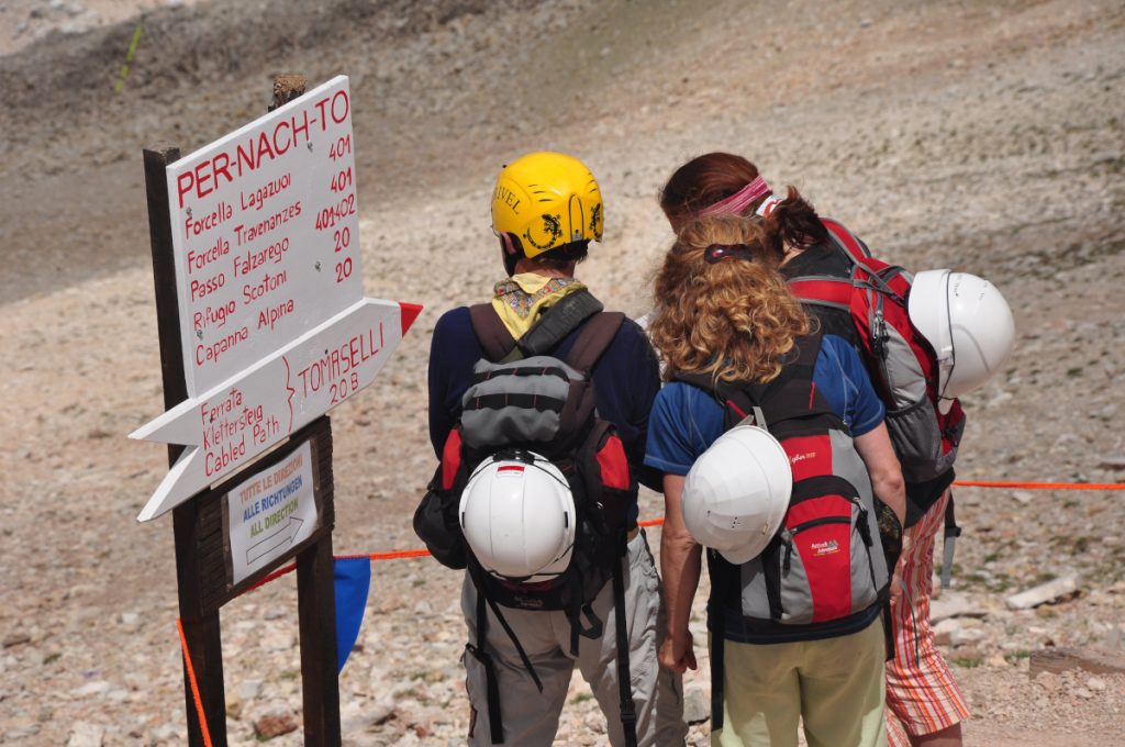 Lagazuoi, escursionisti presso il rifugio
